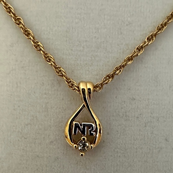 Nina Ricci Elegant Classic Logo Necklace - Picture 6 of 11